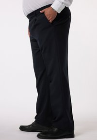 Marineblaue, maßgeschneiderte Hose mit geradem Schnitt, ausgestattet mit zwei seitlichen Taschen, glatter Textur und einem Knopfdetail auf der Rückseite.