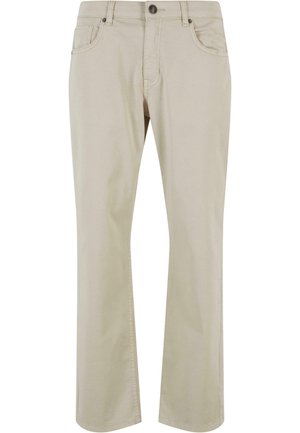 Pantalones de algodón beige de pierna recta con cierre de botón, trabillas para cinturón y cuatro bolsillos; textura suave, diseño casual.