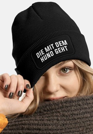 PATCH SPRUCH DIE MIT DEM HUND GEHT LUSTIG - Beanie - schwarz