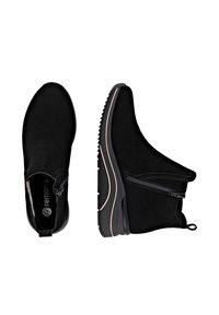 Bottines noires en daim, avec des coutures contrastées légères, une fermeture éclair sur le côté et une semelle en caoutchouc texturée pour une meilleure adhérence.