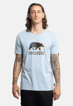 Lichtblauwe katoenen t-shirt met een afbeelding van een zwarte beer met kleurrijke omlijningen en de tekst "FORSBERG" eronder. Korte mouwen en ronde halslijn.