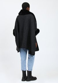 INFLUENCER Mantella - black