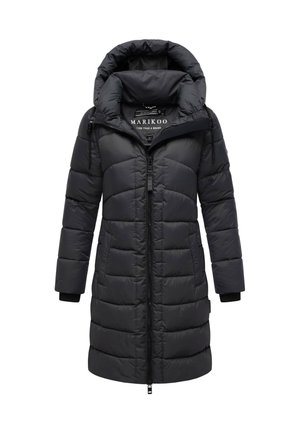 Melnā polsterētā ziemas jaka ar augstu apkakli, kapuci, pilnīgu rāvējslēdzēju, sānu kabatām un elastīgām aprocēm, ar quilted tekstūru.