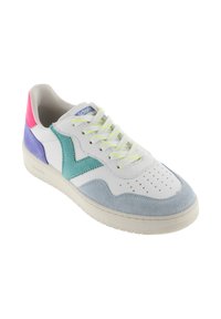 Sneaker bianco con dettagli multicolore in verde acqua, rosa e viola. Presenta materiali in suede e pelle, punta perforata e lacci bianchi.