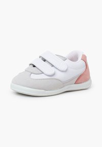 Zapatilla gris y blanca con correas de Velcro, texturas lisas y de gamuza, acento rosa en la parte trasera y una suela de goma blanca redondeada.