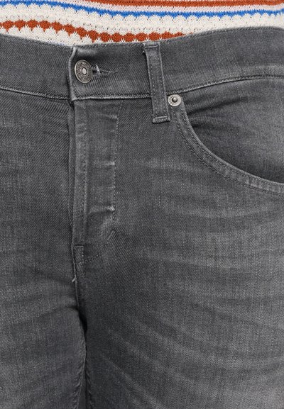 Γκρίζα τζιν παντελόνια με ίσια γραμμή, διακριτικό φθόρ, κλείσιμο με κουμπί και μπροστινές τσέπες κλασικής σχεδίασης.