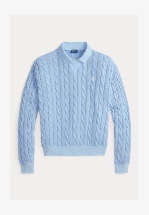 Pulover albastru deschis cu model tricotat în formă de cablu, guler polo, mâneci lungi, manșete drepte și logo brodat pe piept.