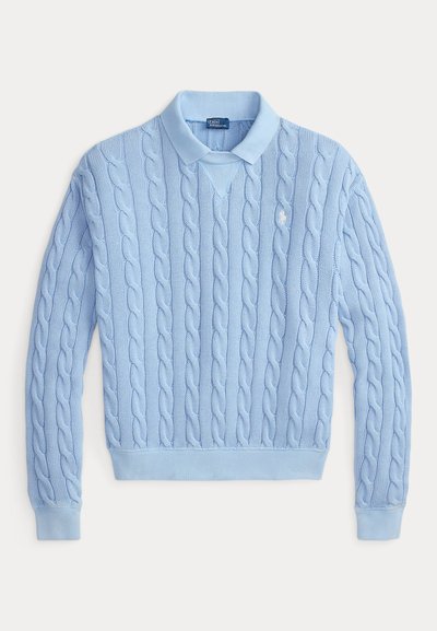 Jasnoniebieski sweter z dzianiny z warkoczowym wzorem, z kołnierzem polo, długimi rękawami, ściągaczami na mankietach i haftowanym logo na piersi.