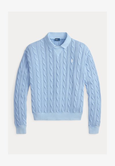 Jasnoniebieski sweter z dzianiny z warkoczowym wzorem, z kołnierzem polo, długimi rękawami, ściągaczami na mankietach i haftowanym logo na piersi.