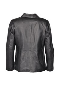 Zwarte leren jas met een op maat gemaakte ontwerp, die een gladde textuur en gestructureerde vorm vertoont met een gekartelde kraag en naaddetails op de rug.