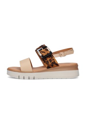 Sandalo basso beige con suola bianca, fascia larga con stampa leopardata e grande fibbia nera, e sottile cinturino regolabile alla caviglia con fibbia dorata.
