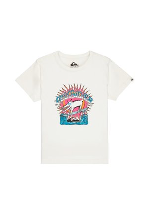 Biała koszulka z kolorową grafiką przedstawiającą białego psa na desce surfingowej, za nim promienie słoneczne, a nad grafiką napis „Quiksilver” stylizowaną czcionką.