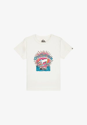 Biała koszulka z kolorową grafiką przedstawiającą białego psa na desce surfingowej, za nim promienie słoneczne, a nad grafiką napis „Quiksilver” stylizowaną czcionką.