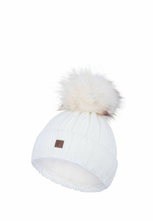 Weiße gestrickte Wintermütze mit großem, flauschigem Bommel oben und einem kleinen braunen Logopatch vorne.