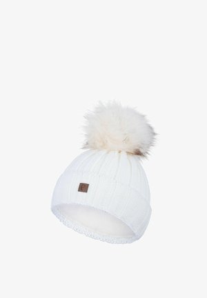 Weiße gestrickte Wintermütze mit großem, flauschigem Bommel oben und einem kleinen braunen Logopatch vorne.