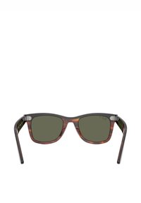 Occhiali da sole quadrati con montatura tartarugata, lenti verdi, elementi metallici sulle astine e texture liscia.