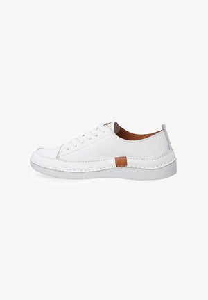 Witte veterschoen met een glad leren bovenwerk, subtiele bruine accentpatch, contrasterende witte stiksels en een rubberen zool.