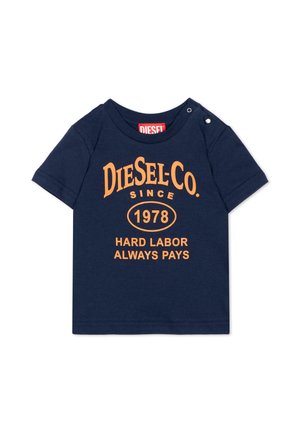 Maglietta blu navy a manica corta per bambino con testo arancione "DIESEL-CO. SINCE 1978 HARD LABOR ALWAYS PAYS" e bottoni a pressione sulla spalla.