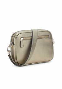 Sac bandoulière métallique doré avec une texture granuleuse, comportant deux compartiments zippés et une bandoulière réglable. Forme compacte et rectangulaire.