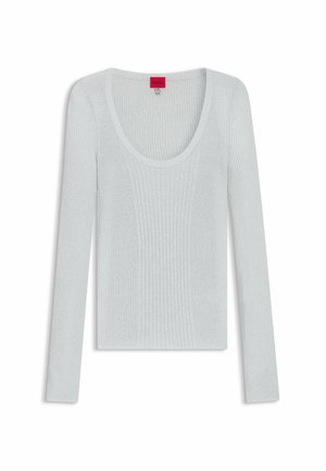Langærmet, lysegrå ribbet top med rund halsudskæring og et rødt mærke ved halsen. Glat tekstur, tætsiddende design.