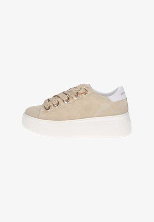 Sneaker in suede beige con suola in gomma bianca, allacciatura frontale con occhielli dorati e dettagli testurizzati sui lati.