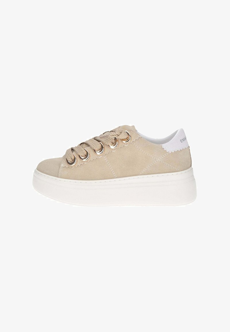 Sneaker in suede beige con suola in gomma bianca, allacciatura frontale con occhielli dorati e dettagli testurizzati sui lati.