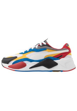 Mehrfarbiger Sportschuh mit weißen, blauen, gelben, roten und schwarzen Akzenten, weißen Schnürsenkeln und einer dicken Sohle auf weißem Hintergrund.