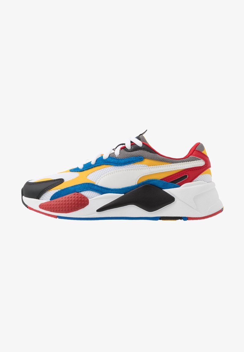 Baskets de sport multicolores avec des accents blancs, bleus, jaunes, rouges et noirs, des lacets blancs et une semelle épaisse sur fond blanc.