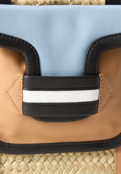Borsa colorata con una base in paglia intrecciata. Presenta accenti in pelle azzurro chiaro, beige e nero, con una striscia bianca e elementi di design angolari.
