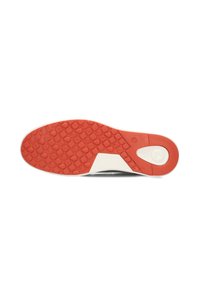 Schoenen zool met een tekstuur patroon voor grip; rode rubberen materiaale met witte accenten; bevat logo en merkdetails.