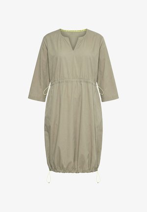 Vaaleanoliivinvihreä polvipituinen mekko, jossa on kolmivartiset hihat, V-pääntie, säädettävät nyörit vyötäröllä ja helmassa sekä väljä siluetti.