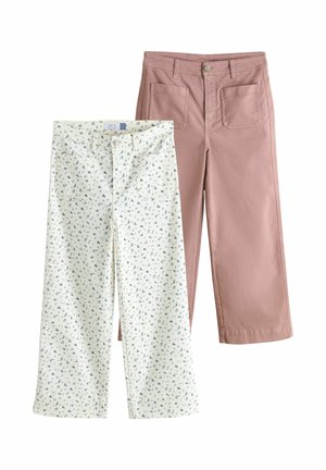 Kaks paari laiade jalgadega pükse, üks ühtlaselt tuhksinine roosa ja teine valge väikese sinise lillemustriga, laotatud lamedalt valgele taustale.