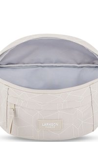 Borsetta cosmetica beige chiaro con motivo geometrico, chiusura a zip e soffice fodera interna. Presenta un'etichetta con marchio e un esterno testurizzato.