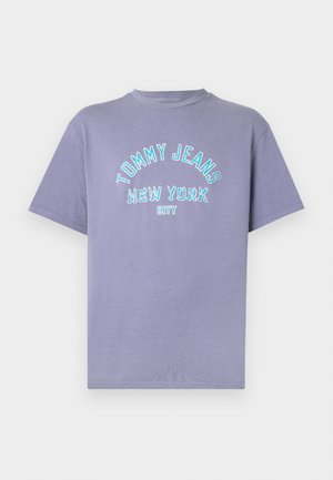Tricou din bumbac lavandă cu mâneci scurte, cu un text brodat turcoaz care spune "TOMMY JEANS NEW YORK CITY." Guler rotund, croială lejeră.
