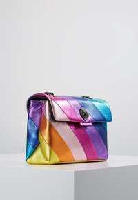 Multifarvet håndtaske i metallisk læder med diagonale striber i pink, blå, guld og sølv. Har kædestrop og dekorativ lås.