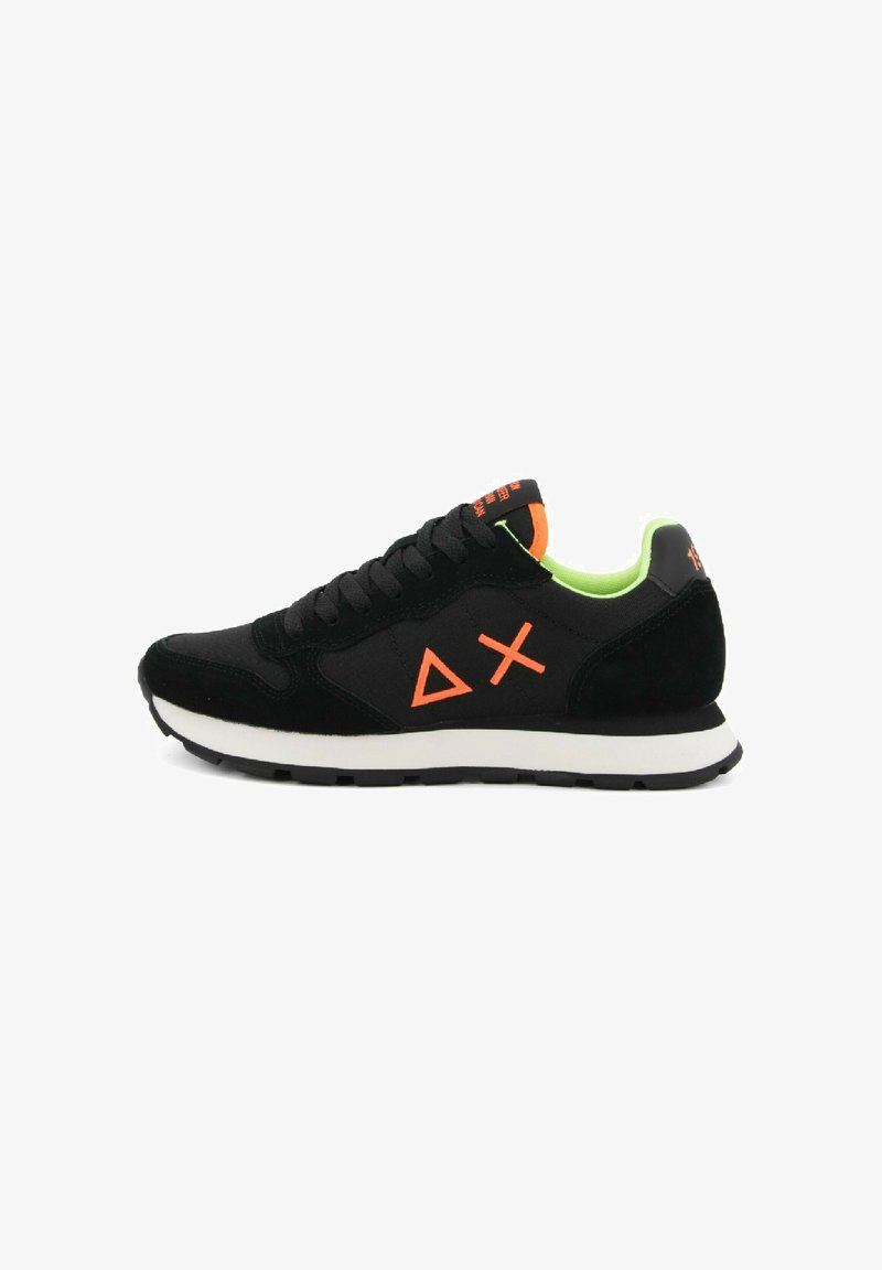 Schwarze Sneaker mit neongrüner Innenauskleidung, orangefarbenen Dreiecken und Kreuzsymbolen an der Seite, weißer Zwischensohle und schwarzem Außensohle.