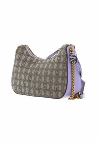 Borsa a mano in tessuto marrone a fantasia, con dettagli in pelle viola, tracolla dorata a catena e chiusura con zip. Forma curva con una texture soffice.