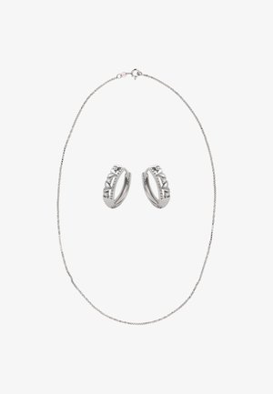 Zilveren sieradenset met een fijne kettinkje en bijpassende oorringen, versierd met kleine heldere kristallen en hartvormige accenten.