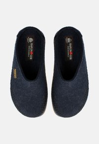 Marineblaue Filzpantoffeln mit abgerundeter Zehenpartie, elastischem Einstieg und dekorativer Stickerei. Enthält ein dezentes Markenlabel innen.