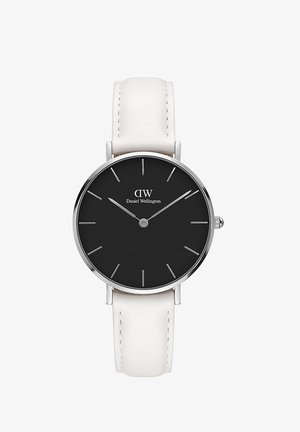 Schwarz-ziffern Uhr mit silberner Hardware und weißem Lederarmband. Mit minimalistischen Stundenmarkierungen und einem Logo. Runde Gehäusedesign.