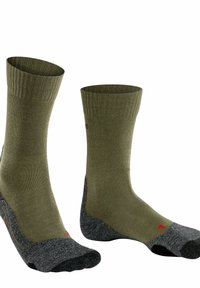 Calcetines de color verde oliva con una textura acanalada y un refuerzo en el talón y la punta de color gris oscuro. Incluyen un pequeño logotipo rojo en el lateral.