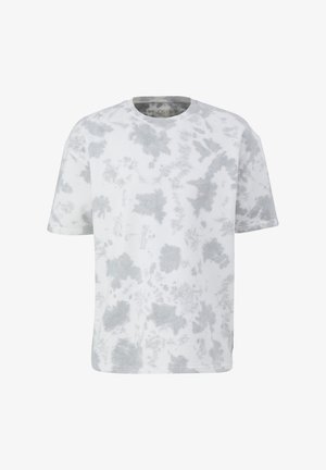 Lichtgrijs tie-dye T-shirt en short set, gemaakt van een zachte stof, met zwarte logo-accenten linksonder op beide stukken.