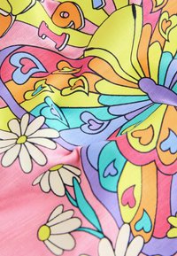 Tela colorida con un diseño de mariposa en varias tonalidades, con corazones y margaritas contorneados en negro sobre un fondo rosa.