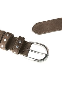 Ceinture en daim marron ornée de clous en métal argenté et d'une boucle en métal brillante. La sangle est douce avec une finition texturée, et l'extrémité est coupée droite.