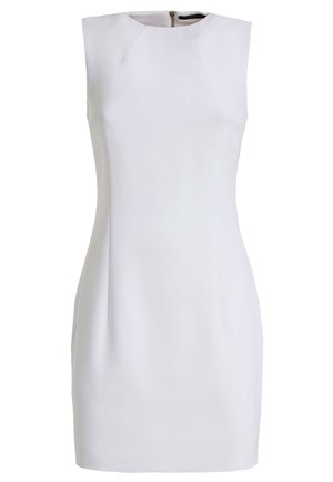 Robe blanche sans manches avec un col rond, silhouette ajustée et coutures en biais. Dispose d'une fermeture éclair dissimulée dans le dos.
