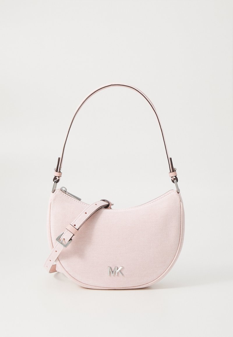 Sac à main rose clair en forme de croissant avec logo MK argenté, bandoulière réglable et fermeture éclair sur fond blanc.