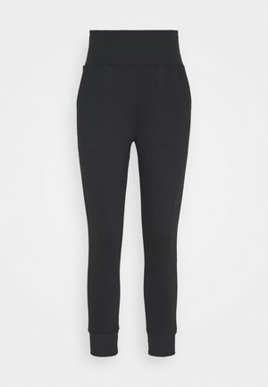 Zwarte joggerbroek met hoge taille, elastische tailleband en boorden, voorzien van zijzakken, afgebeeld tegen een effen witte achtergrond.