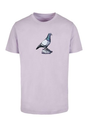 Tricou din bumbac de culoare mov deschis, cu un grafic care ilustrează o porumbel stând pe pantofi sport. Decolteu rotund, mâneci scurte și o croială lejeră.
