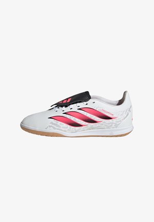 Chaussure de sport Adidas Predator blanche et rose avec couvre-lacets noir et semelle en gomme, vue de profil sur fond blanc.
