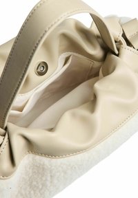 Borsa beige con esterno in pelle liscia e base in tessuto bianco texturizzato. Presenta un design con parte superiore arricciata e chiusura a scatto.